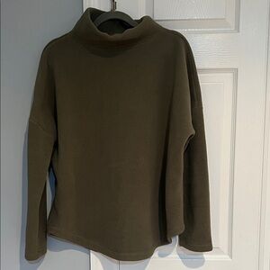 Vineyard Vines  Olive mock neck fleece - oversized